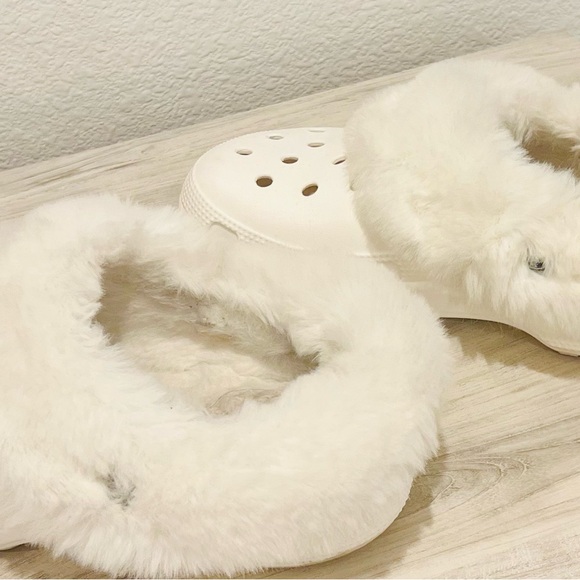Crocs Classic Lined Clogs White Faux Fur Cozy Slippers | Women’s - Picture 4 of 6
